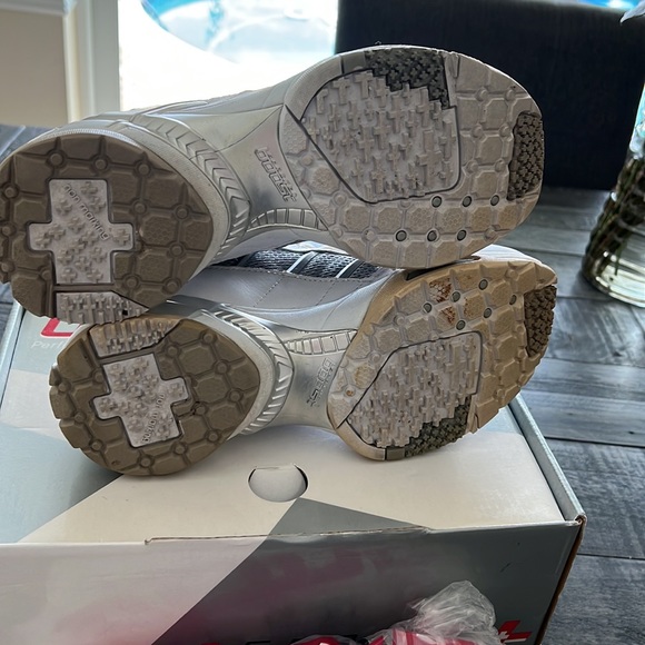 WOMENS SZ 6.5 SPRING BOOST W/ 3 INSOLES - Picture 5 of 8